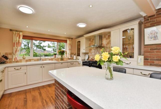 2b03a620-kitchen 20island.JPG