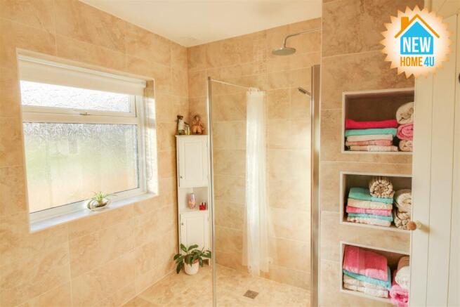 FAMILY BATHROOM: