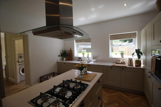 5 bed Detached for sale Image 11