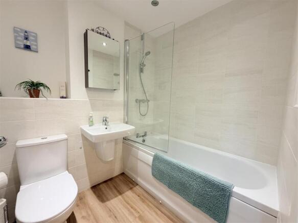 4 bed Detached for sale Image 11