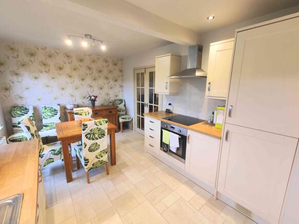 5 bed Semi-Detached for sale Image 8