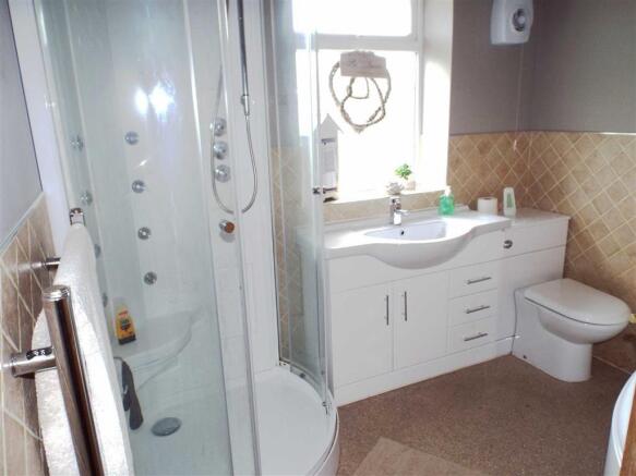 BATH/SHOWER ROOM: