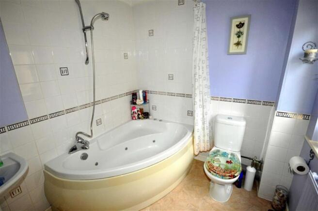 EN-SUITE BATHROOM