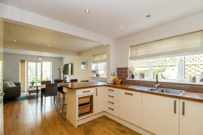 KITCHEN/DINING ROOM
