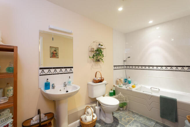 2 bed Apartment for sale Image 8