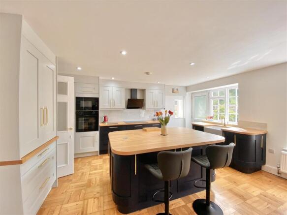 4 bed Detached for sale Image 6