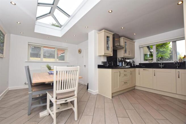 FAMILY DINING KITCHEN