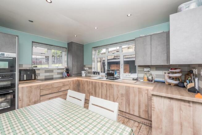 Dulverton Grove, Holmewood, Bradford, West Yorkshire, BD4 photo 4