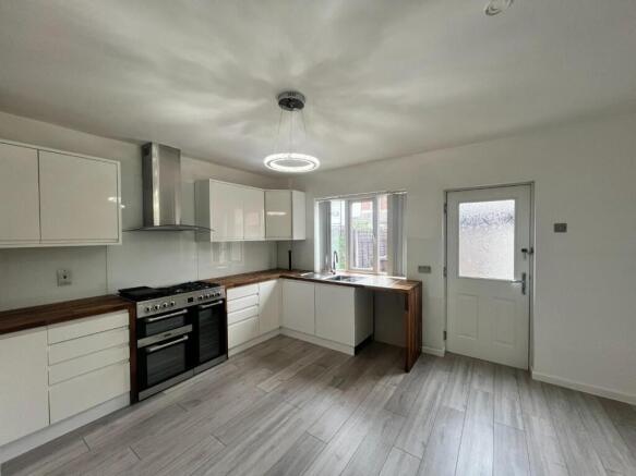 2 bed House to rent Image 5