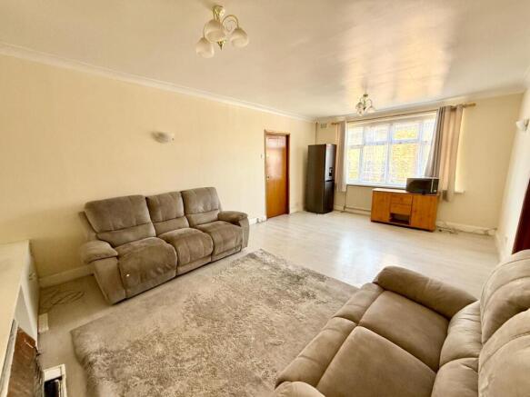 Well presented 3-bedroom Flat next to Gidea Park