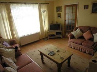 LIVING ROOM: