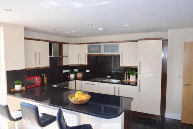 4 bed Apartment to rent Image 4