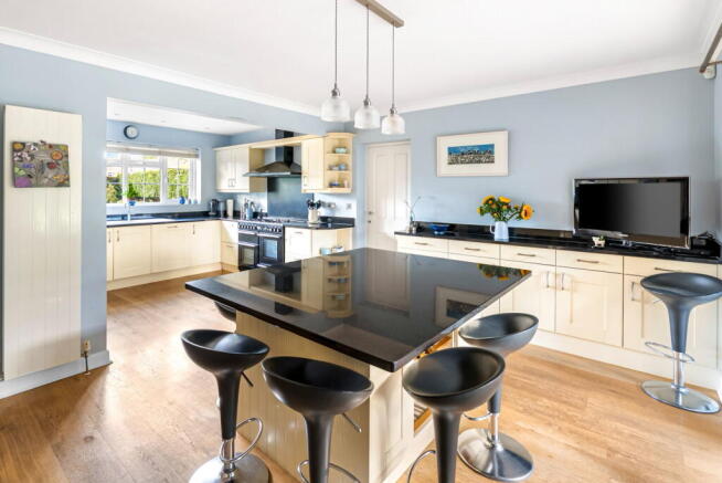 4 bed Detached for sale Image 9