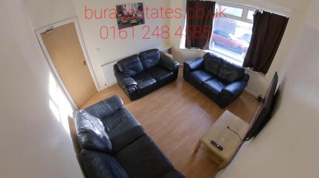 Bright, well-presented lounge with three comfor...