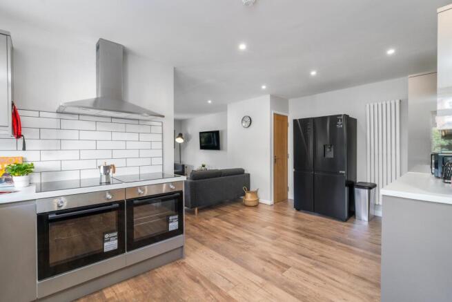 7 bed House to rent Image 11