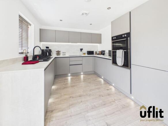 4 bed Semi-Detached for sale Image 8