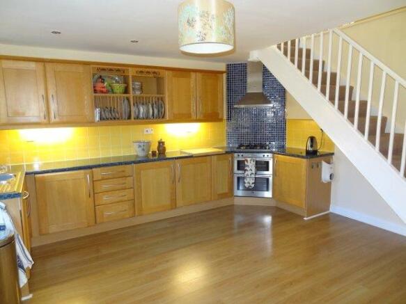 KITCHEN/DINING ROOM