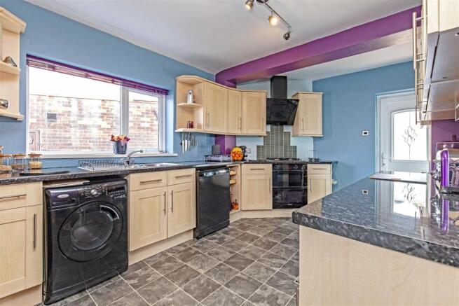 4 Hallowes Rise-10.jpg