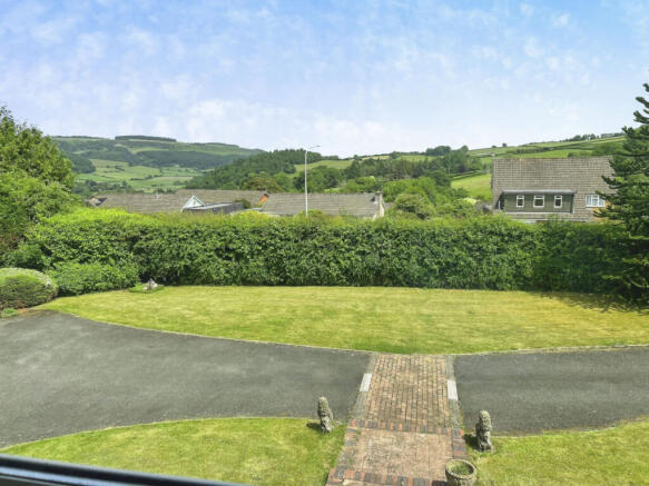 Modern Detached 4 Bedroom Property