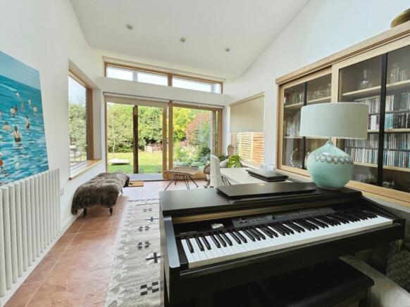 4 bed Detached for sale Image 9