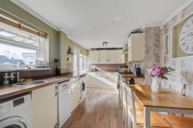 7 Moorfield Court Kitchen 2.jpg