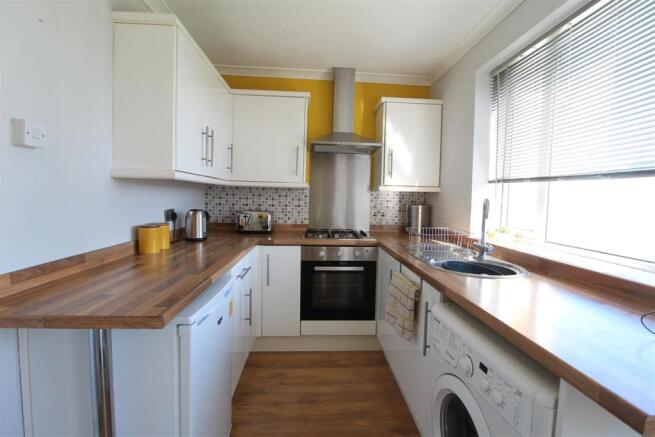 FITTED KITCHEN