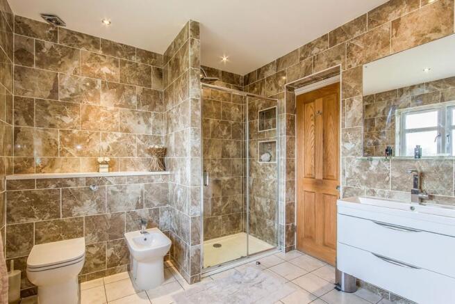 Family Bathroom/Show