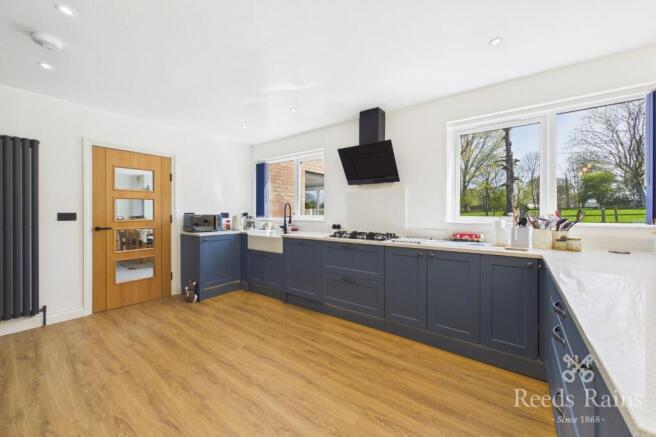 5 bed Detached for sale Image 8
