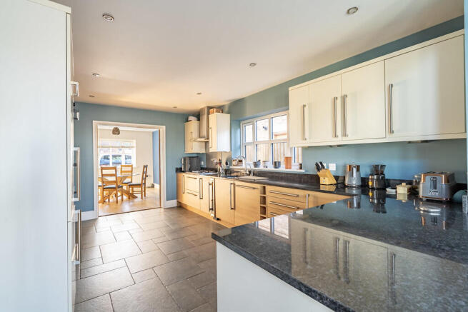 5 bed Detached for sale Image 8