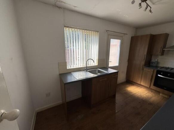 2 bed Terraced to rent Image 5