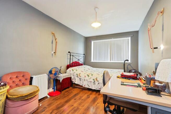 5 bed Semi-Detached for sale Image 7