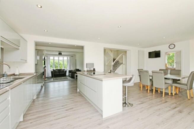 5 bed Detached Bungalow for sale Image 4