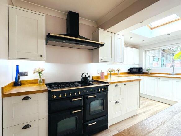5 bed Semi-Detached for sale Image 10