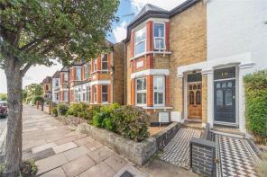 18, Highworth Road, London N11 2SJ