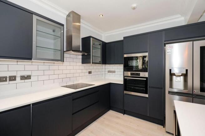 3 bed Apartment to rent Image 5