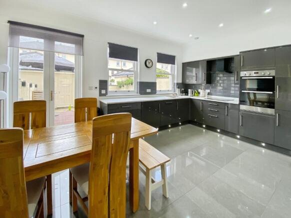 Kitchen & Dining
