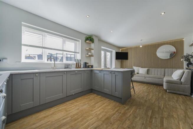 KITCHEN / DINING ROOM