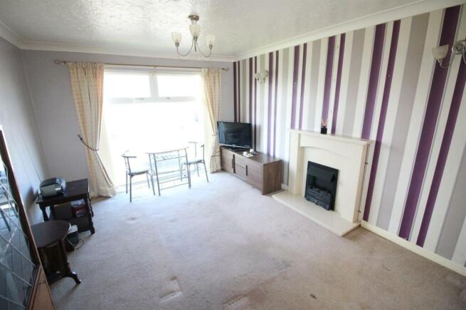 10 Butsfield Way-Lounge.JPG