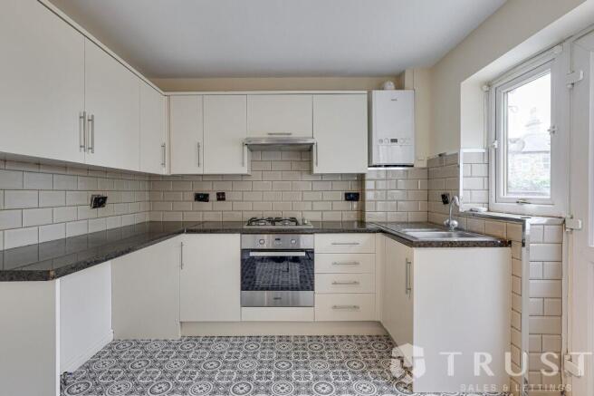 4 bed Semi-Detached to rent Image 4