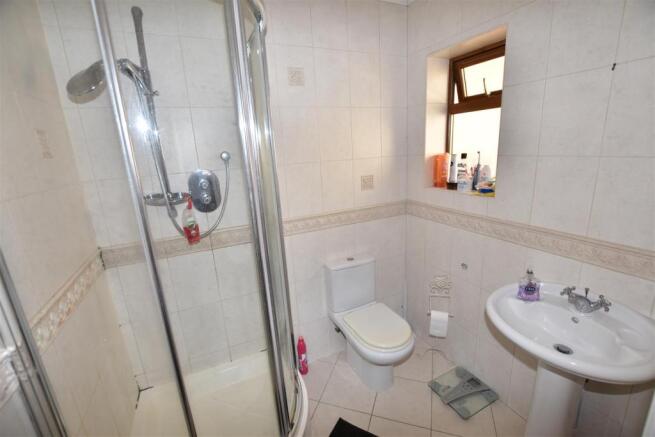 SHOWER ROOM EN SUITE