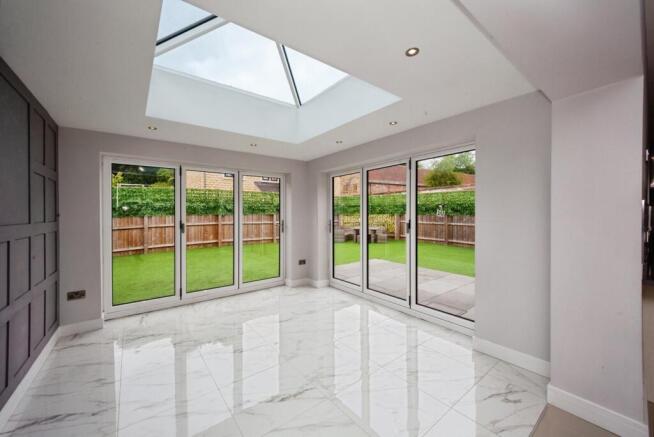 4 bed House to rent Image 4
