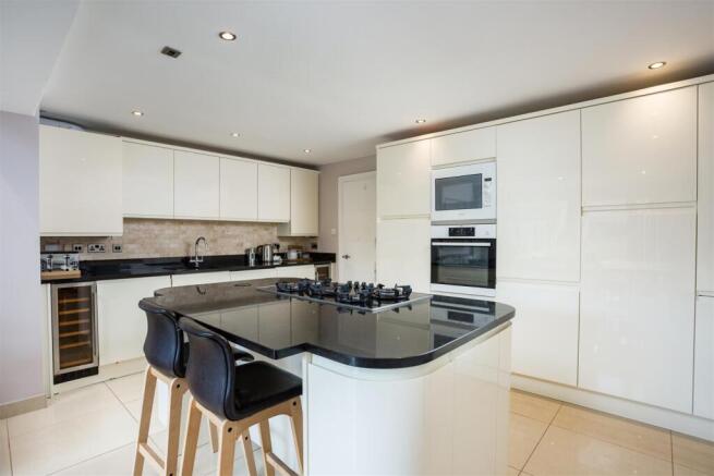 4 bed Town House for sale Image 6