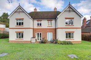 Flat 4, Glendale House, Charlotte Close, Caversham, Reading RG4 7BY
