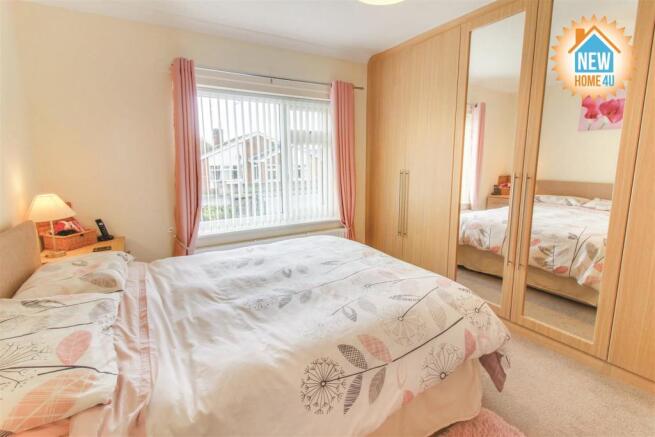 MAIN BEDROOM: