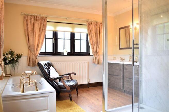 Bedroom 1 En S...