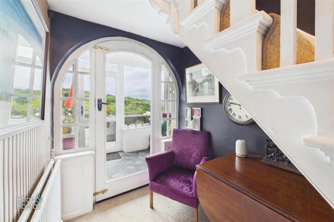 5 bed Semi-Detached for sale Image 4