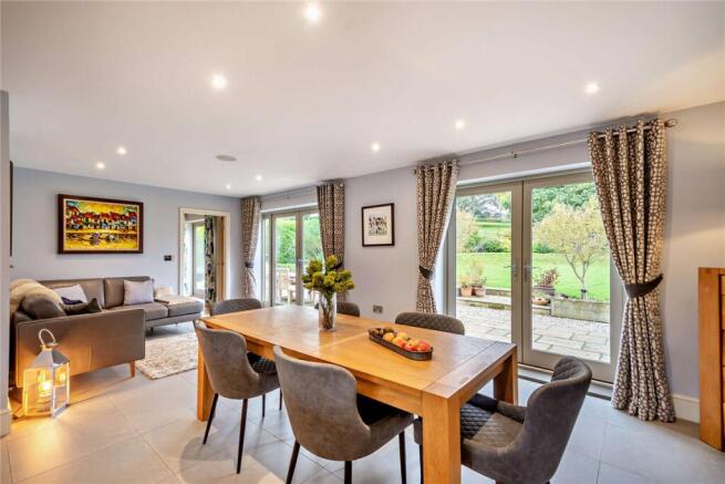 5 bed Detached for sale Image 5