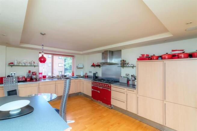 3 bed Apartment for sale Image 8