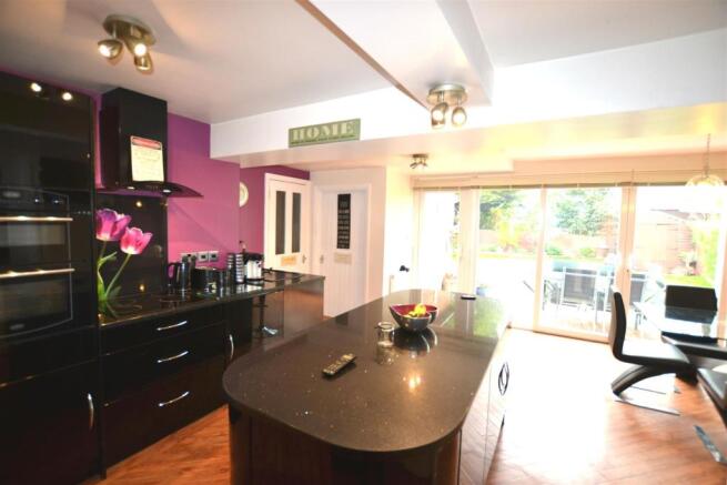 KITCHEN/ DINING ROOM