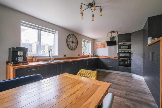 4 bed Detached for sale Image 6